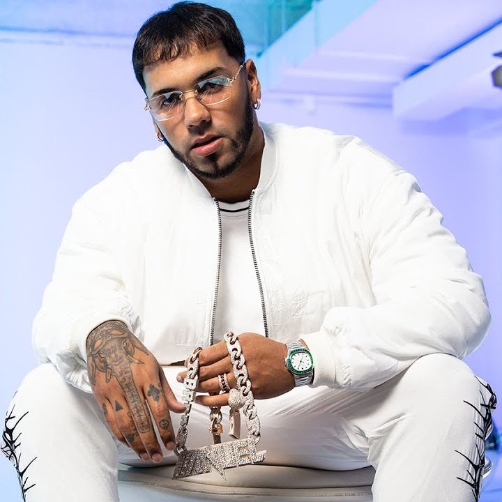 Anuel AA dévoile sa collection de bijoux hip hop
