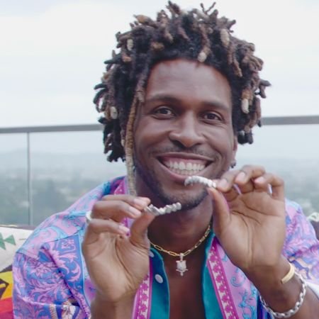 SAINt JHN montre sa collection de bijoux de folie