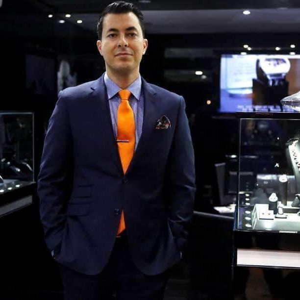 Jason Arasheben expert bijoutier montre sa collection de bijoux de folie