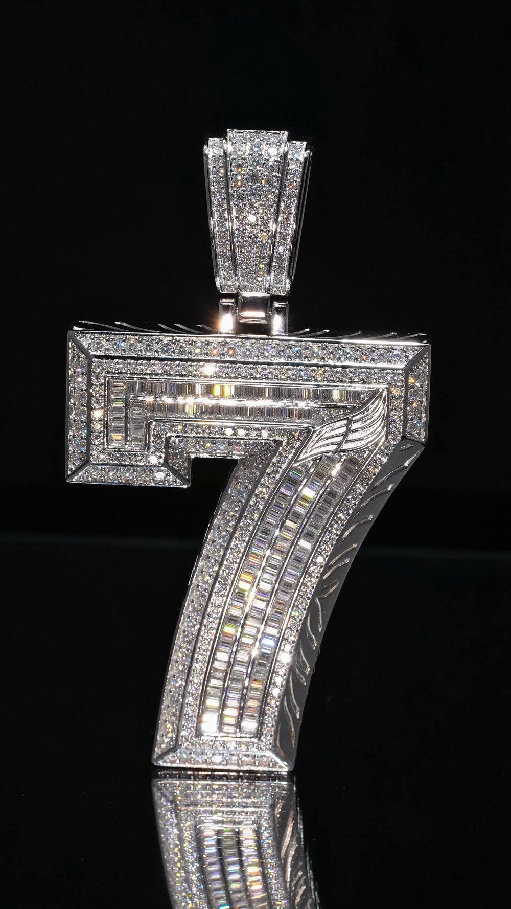 Pendentif chiffre 7 en relief serti de pierres baguette, création sur-mesure Emir ICE