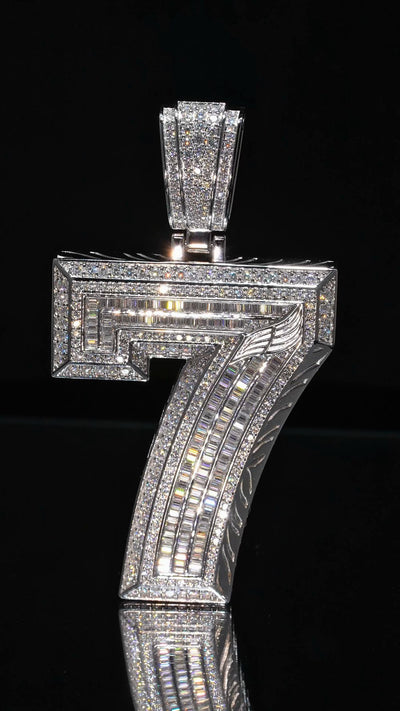 Pendentif chiffre 7 en relief serti de pierres baguette, création sur-mesure Emir ICE