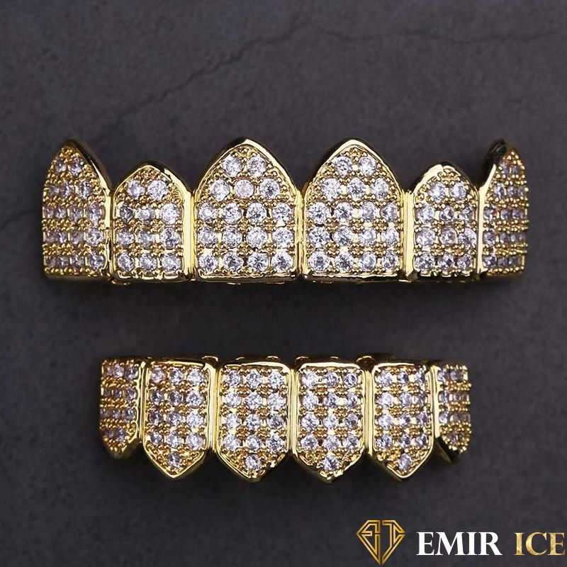 Grillz dent en diamant plaqué or jaune Emir ICE posé sur fond sombre