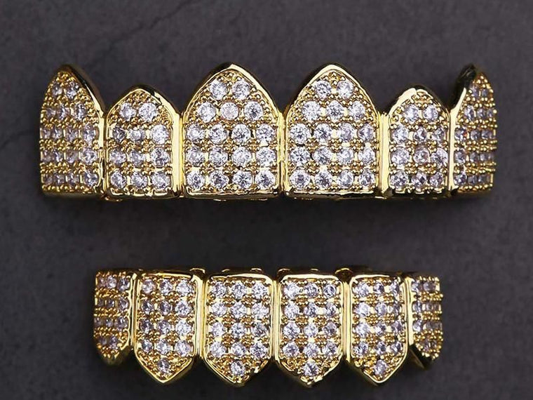 Grillz dent en diamant plaqué or jaune Emir ICE posé sur fond sombre