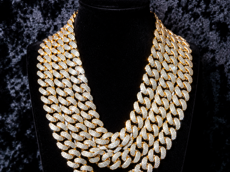 Bijoux de rappeur américain : chaîne, pendentif et grillz en diamants