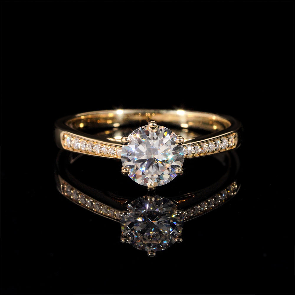 Bague de fiançailles solitaire pavée portée à l'annulaire gauche