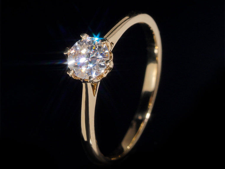 Alliance et bague de fiançailles solitaire portées ensemble