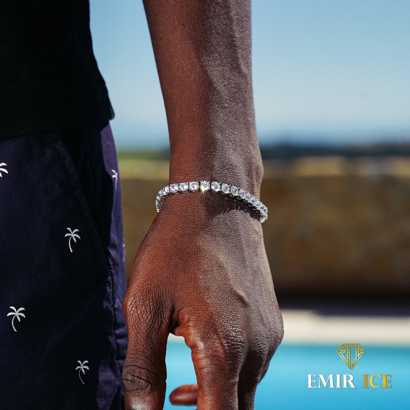 Bracelet tennis diamant plaqué or blanc porté au poignet, sertissage quatre griffes