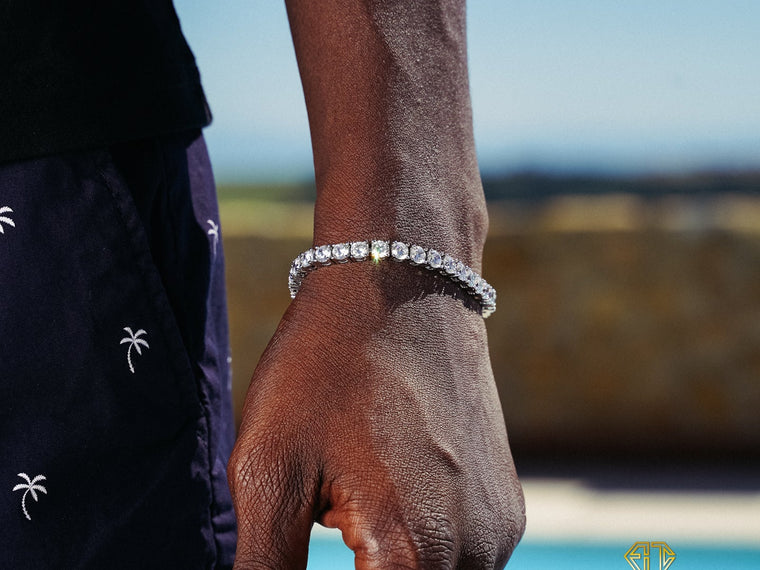 Bracelet tennis diamant plaqué or blanc porté au poignet, sertissage quatre griffes