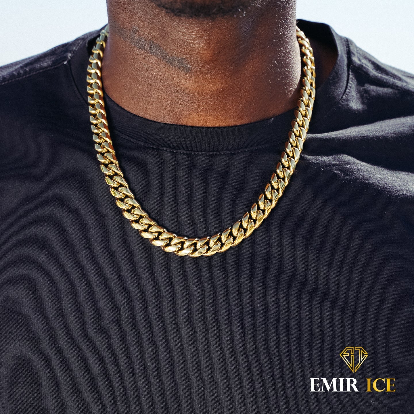 Chaîne en or homme maille cuban link 12 mm portée au cou