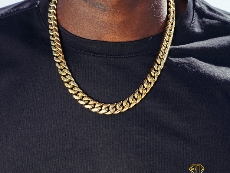 Chaîne en or homme maille cuban link 12 mm portée au cou