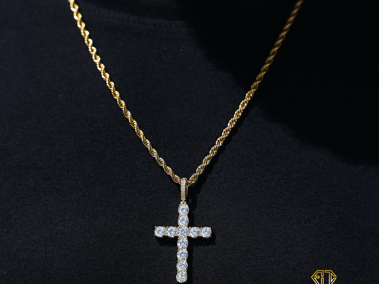 Croix pendentif homme en diamant plaqué or jaune sur chaîne