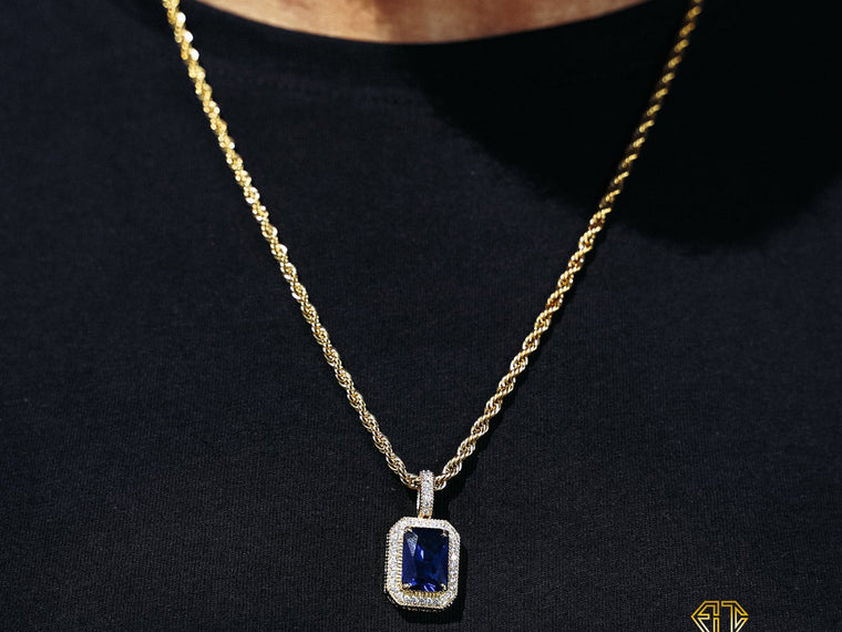 Pendentif homme saphir en diamant plaqué or jaune porté sur une chaîne