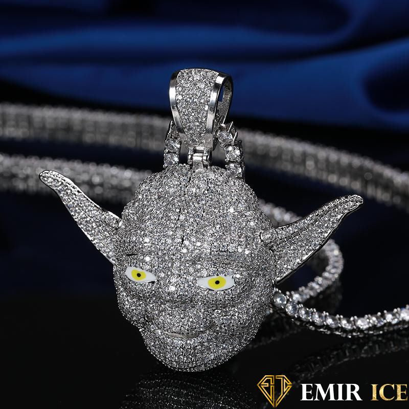 Pendentif homme original maître Yoda en diamant plaqué or