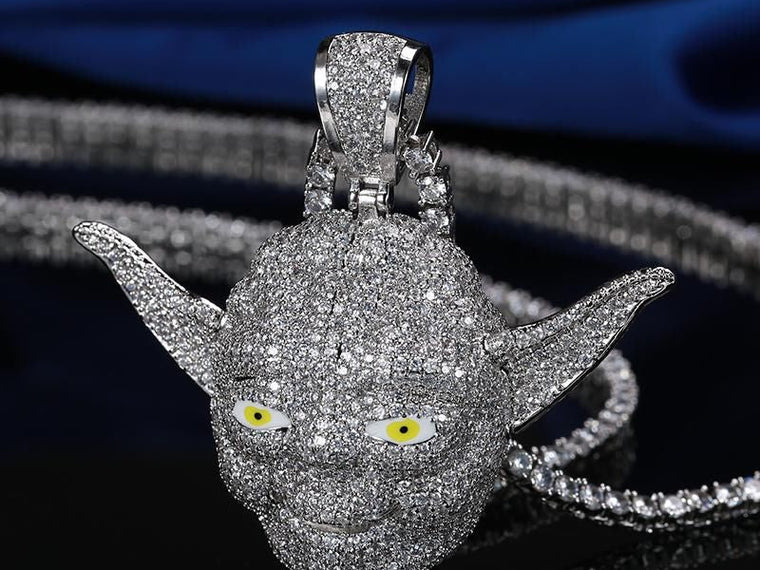 Pendentif homme original maître Yoda en diamant plaqué or