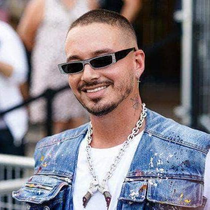 J Balvin montre sa collection de bijoux de folie