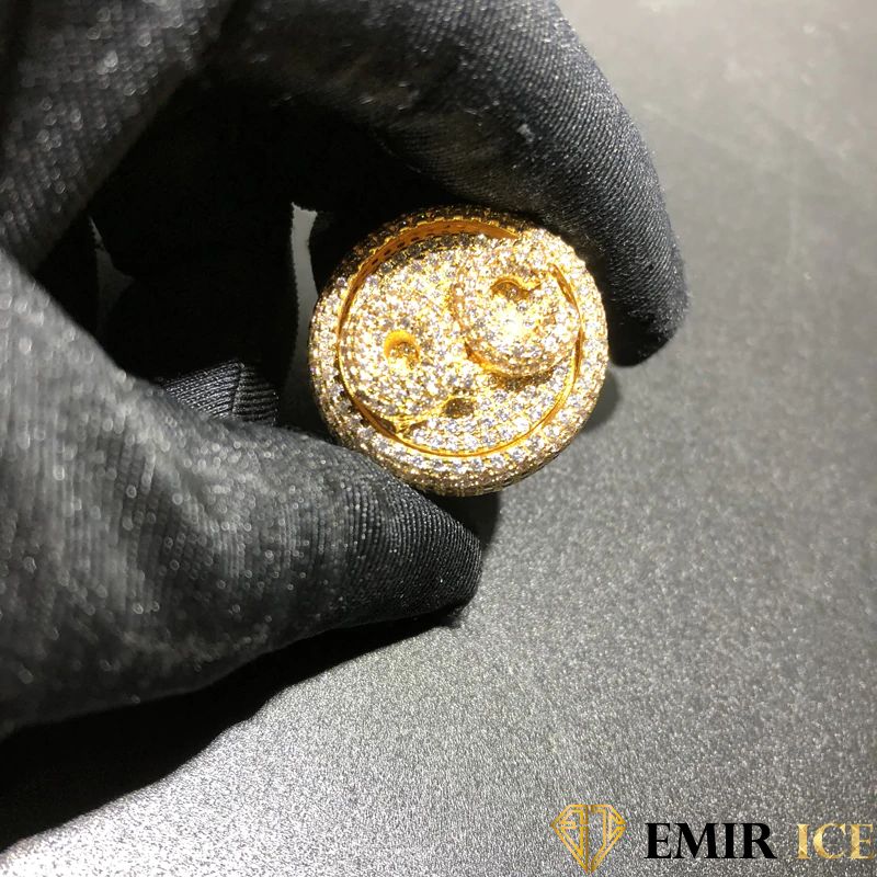 Bague chevalière portée au petit doigt - Emir ICE
