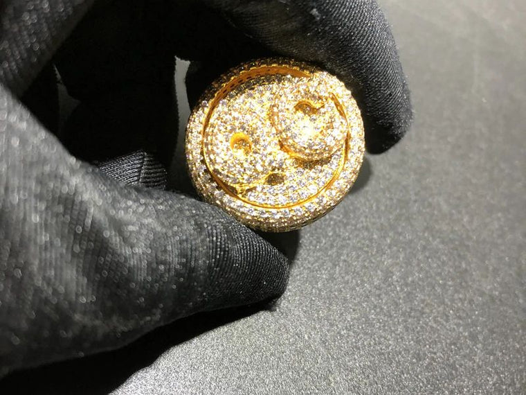 Bague chevalière portée au petit doigt - Emir ICE