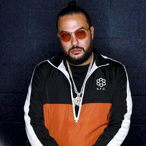 Belly montre sa collection de bijoux de folie