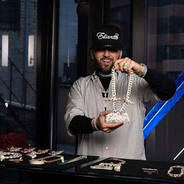 Eliantte expert bijoutier montre sa collection de bijoux de folie