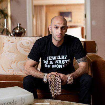 Greg Yuna expert bijoutier montre sa collection de bijoux de folie