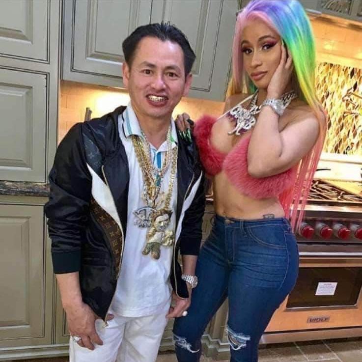 Johnny Dang bijoutier montre sa collection de bijoux