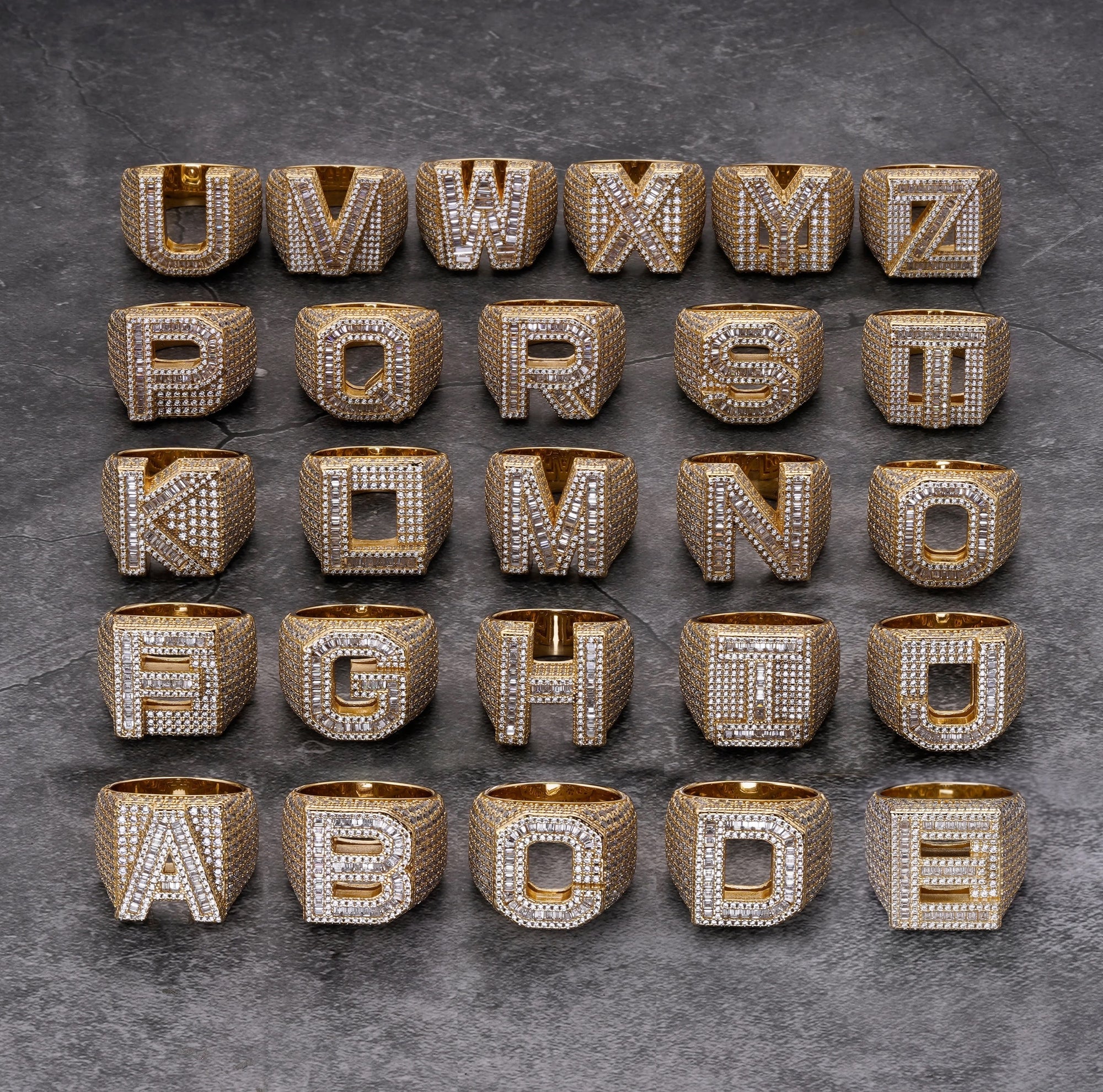 BAGUE CHEVALIÈRE LETTRE DIAMANT MOISSANITE OR JAUNE