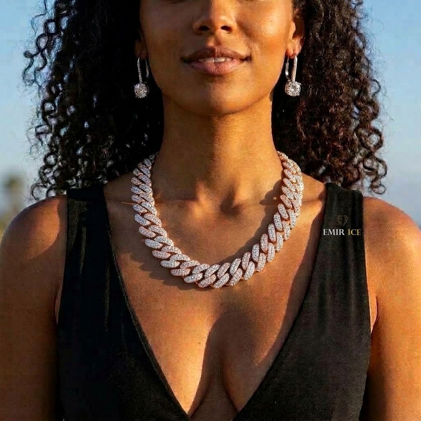 Chaîne Cubaine 2 Rangs Pierres Surélevées 13 mm moissanite Femme - portée par une femme - Emir ICE