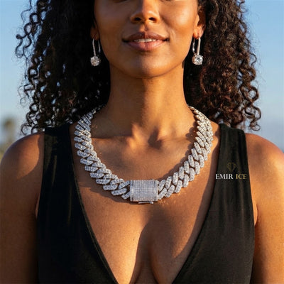 Chaîne Cubaine 3 Rangs Laiton 10 mm moissanite Femme - portée par une femme - Emir ICE