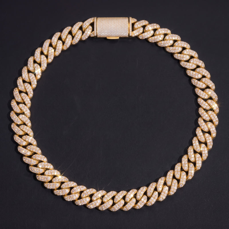 Chaîne Cubaine 3 Rangs Pierres Surélevées 18 mm moissanite Femme - portée par une femme - Emir ICE