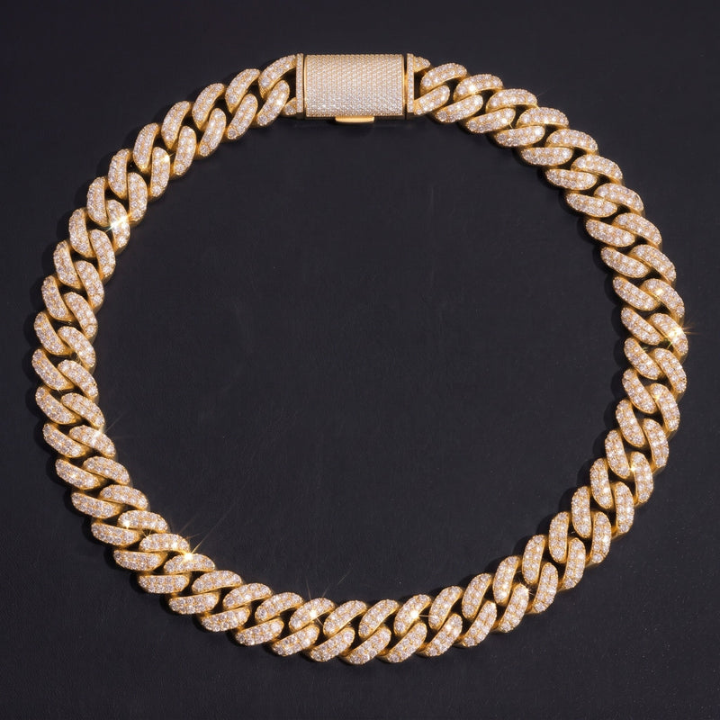 Chaîne Cubaine 3 Rangs Pierres Surélevées 18 mm diamant de laboratoire Femme - portée par une femme - Emir ICE