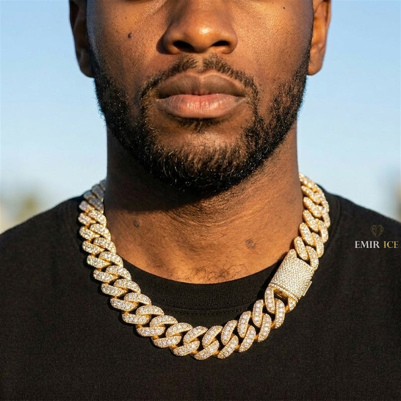 Chaîne Cubaine 3 Rangs Pierres Surélevées 18 mm moissanite Homme - porté par un homme - Emir ICE