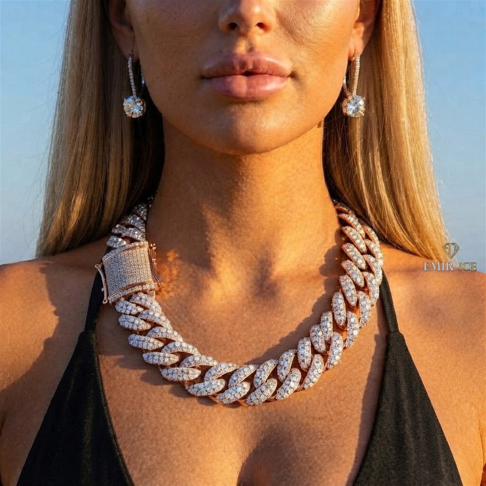Chaîne Cubaine Bicolore 20 mm moissanite Femme - portée par une femme - Emir ICE