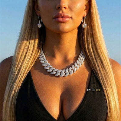 Chaîne Cubaine Cluster Serti Clos 20 mm moissanite Femme - portée par une femme - Emir ICE