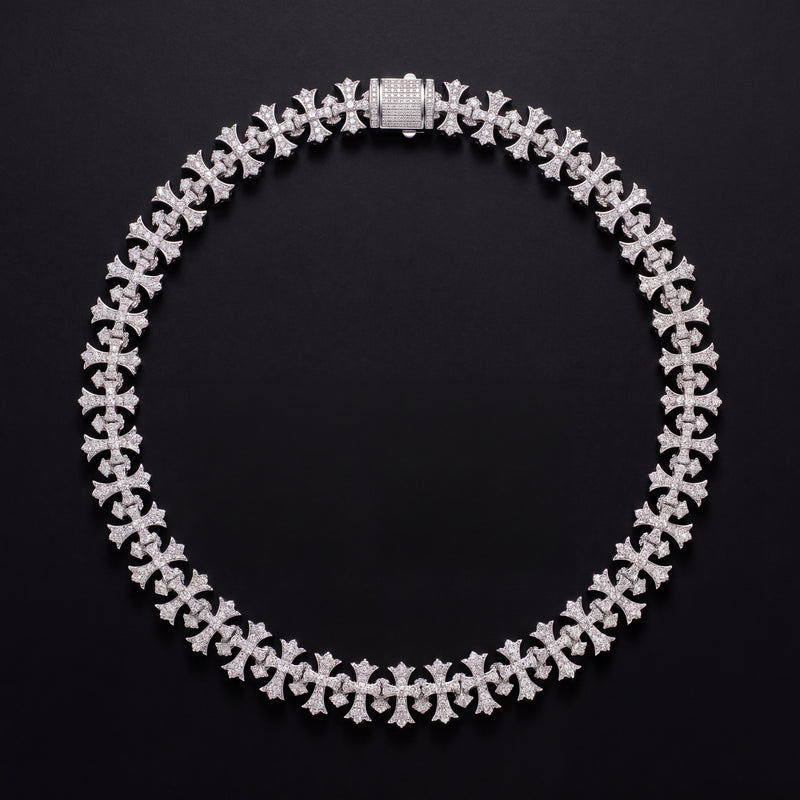Chaîne Cubaine Croix Gothique 8 mm moissanite Femme - portée par une femme - Emir ICE