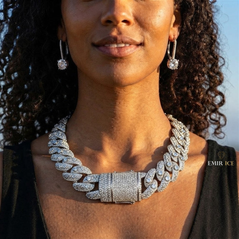 Chaîne Cubaine Miami 3 Pierres 30 mm diamant de laboratoire Femme - portée par une femme - Emir ICE