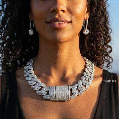 Chaîne Cubaine Miami 3 Pierres 30 mm moissanite Femme - portée par une femme - Emir ICE