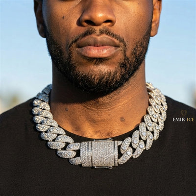 Chaîne Cubaine Miami 3 Pierres 30 mm moissanite Homme - porté par un homme - Emir ICE