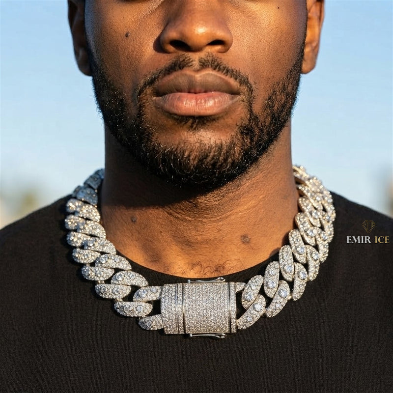 Chaîne Cubaine Miami 3 Pierres 30 mm moissanite Homme - porté par un homme - Emir ICE