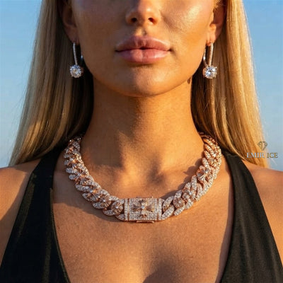 Chaîne Cubaine Miami Croix 20 mm diamant de laboratoire Femme - portée par une femme - Emir ICE