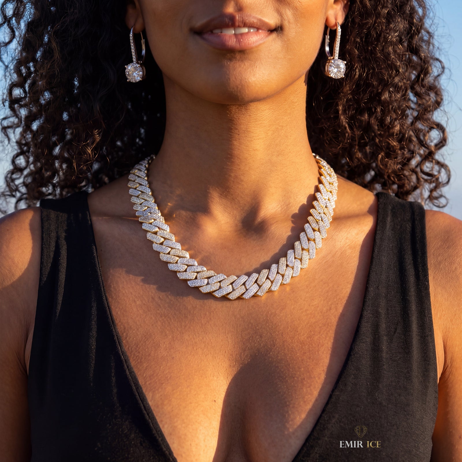 Chaîne Cubaine Miami 18 mm moissanite Femme - portée par une femme - Emir ICE