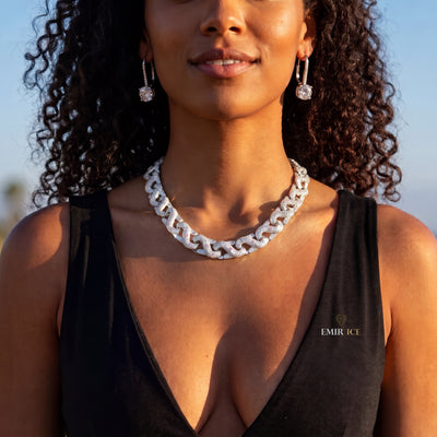 Chaîne Cubaine Multicolore Rose et Bleue diamant naturel Femme - portée par une femme - Emir ICE