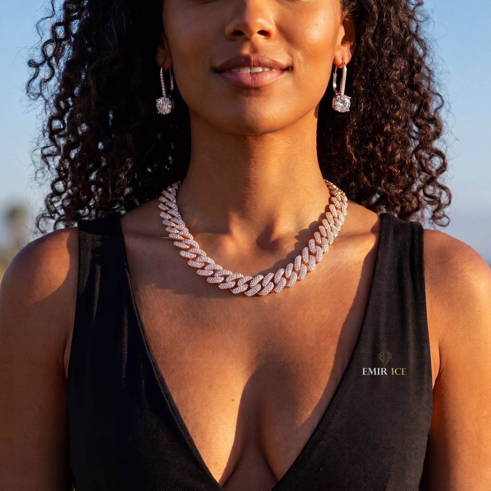 Chaîne Cubaine Pierres Surélevées 13 mm moissanite Femme - portée par une femme - Emir ICE