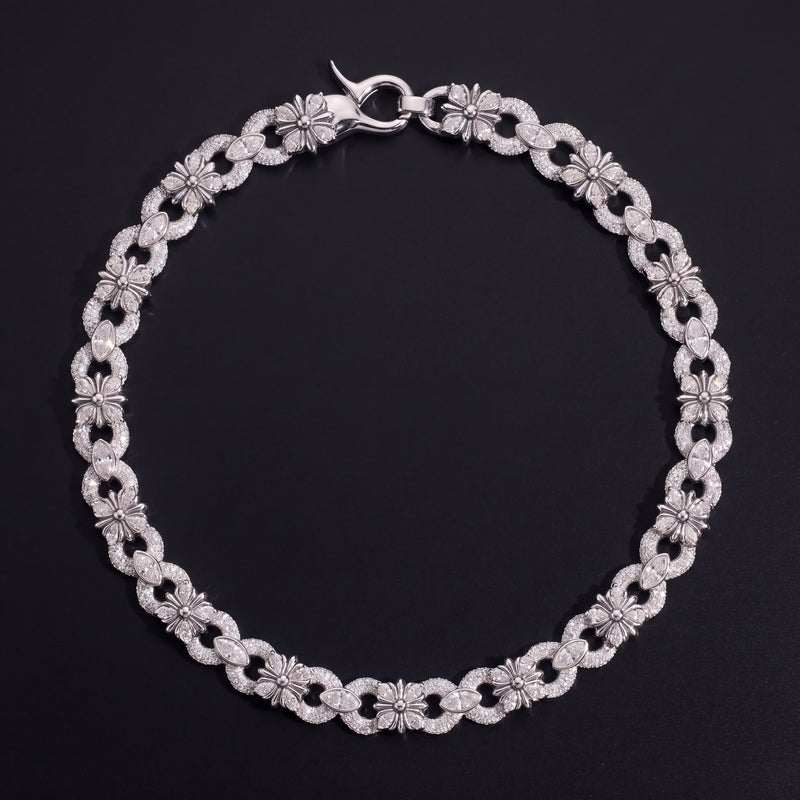 Chaîne Infinity Croix Gothique 15 mm diamant de laboratoire Femme - portée par une femme - Emir ICE