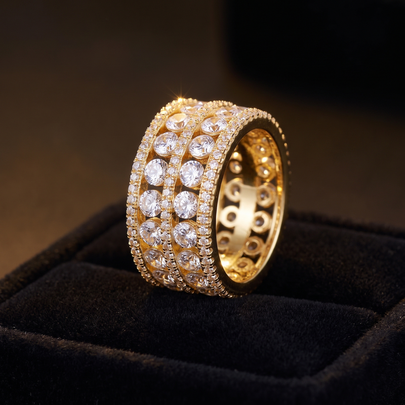 Bague Emir Ring V4 en finitions or jaune et or blanc : deux rangées de zircones rondes entre trois bordures pavées