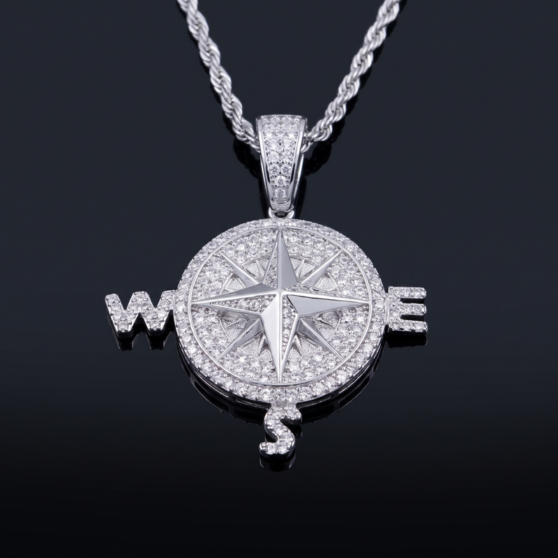 Pendentif boussole plaqué or jaune serti de zircones cubiques, rose des vents et lettres W, E, S, sur chaîne torsadée