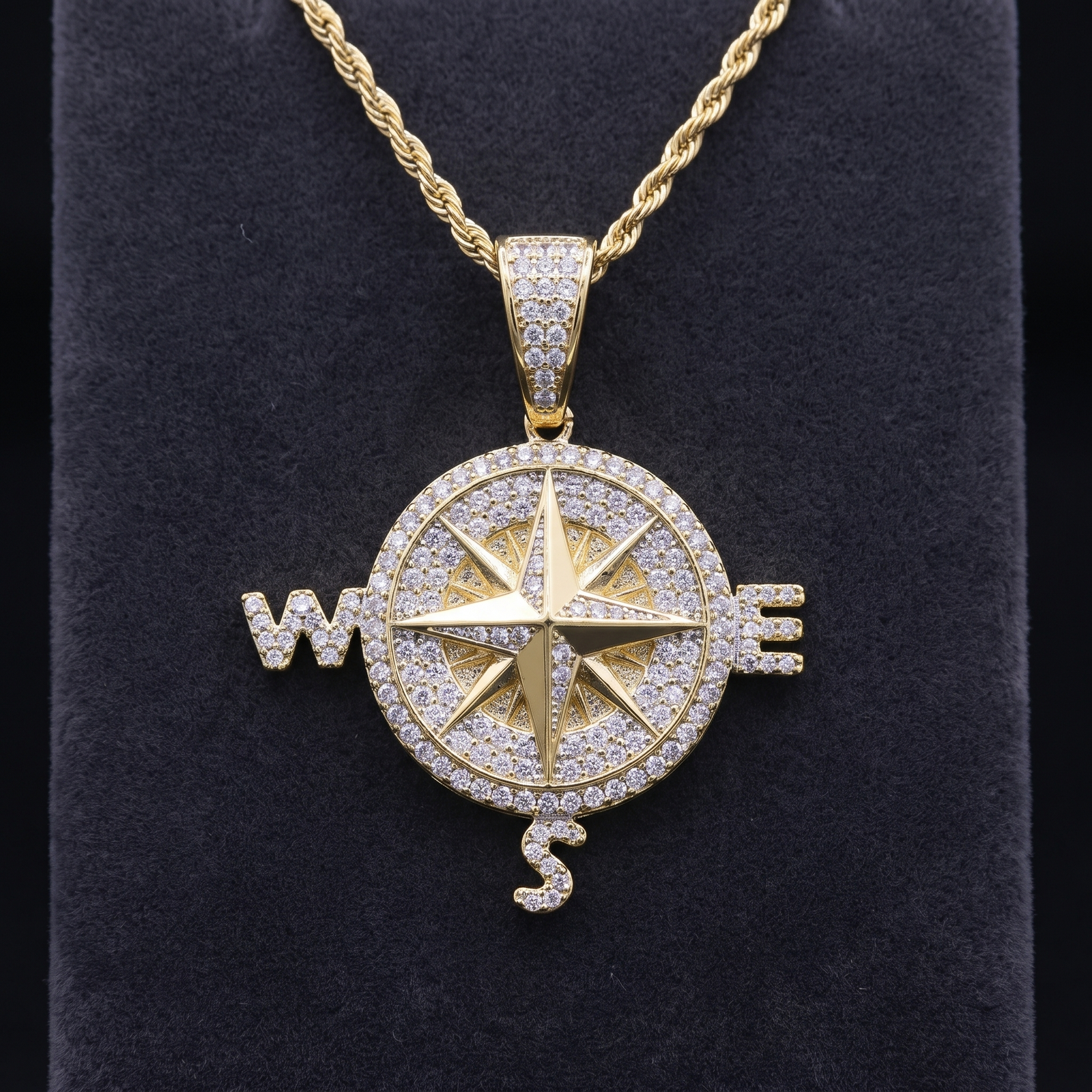 Pendentif boussole plaqué or jaune serti de zircones cubiques, rose des vents et lettres W, E, S, sur chaîne torsadée