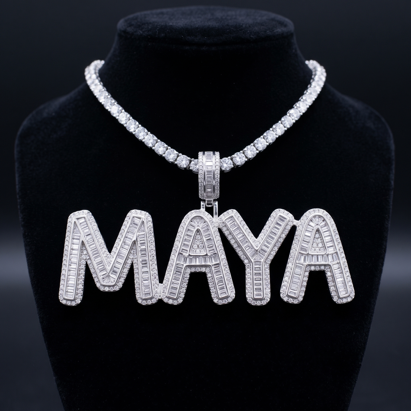 Pendentif prénom personnalisé Baguette Icy finition or blanc : lettres serties de zircones baguette bordées de pavé, exemple MAYA, sur chaîne tennis
