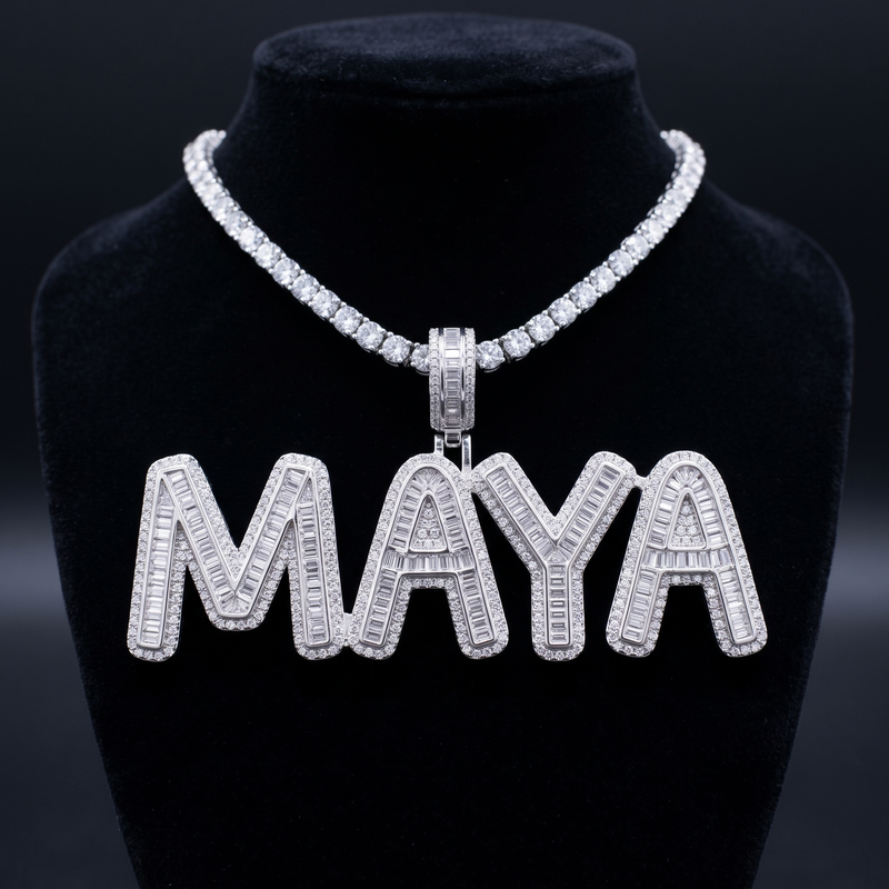 Pendentif prénom personnalisé Baguette Icy finition or blanc : lettres serties de zircones baguette bordées de pavé, exemple MAYA, sur chaîne tennis