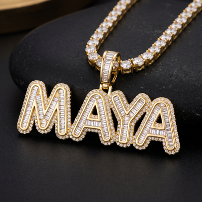 Pendentif prénom personnalisé Baguette Icy plaqué or jaune : lettres serties de zircones baguette bordées de pavé, exemple MAYA, sur chaîne tennis