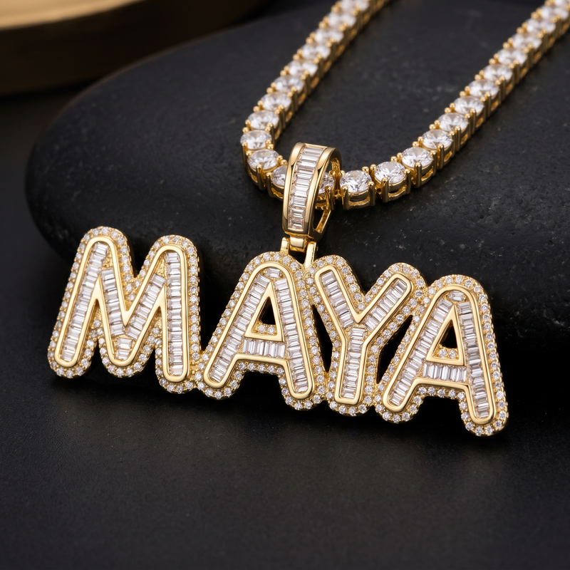 Pendentif prénom personnalisé Baguette Icy finition or blanc : lettres serties de zircones baguette bordées de pavé, exemple MAYA, sur chaîne tennis